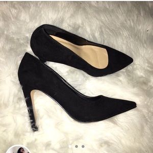 Black pumps